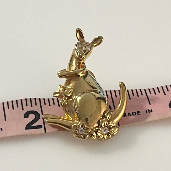 Avon Gold Tone Kangaroo and Joey Jewelry Pin Tie Tack Brooch With Rhinestones - Picture 5 of 9